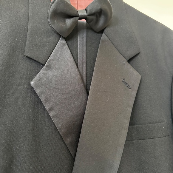 Tuxedo with pants, vest and bow tie. - Picture 2 of 8